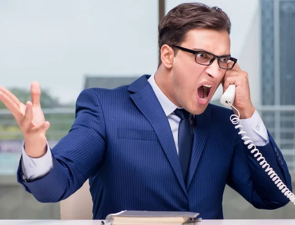 Wütender Call-Center-Mitarbeiter brüllt Kunden an — Stockfoto