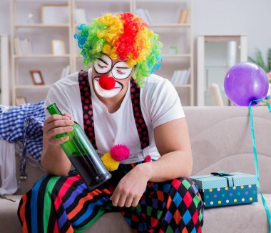 Sarhoş palyaço evde parti veriyor.