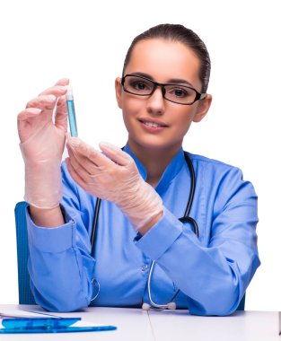 Laboratuvardaki genç bayan doktor beyazlar içinde izole edilmiş.