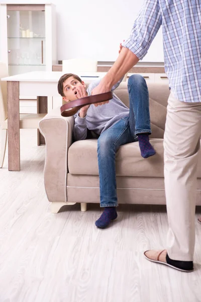 Pai batendo e punindo seu único — Fotografia de Stock