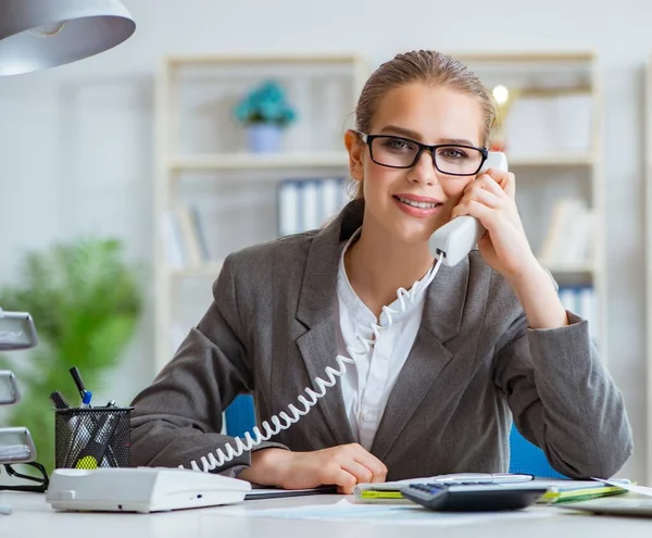 Jeune femme d'affaires comptable travaillant dans le bureau — Photo