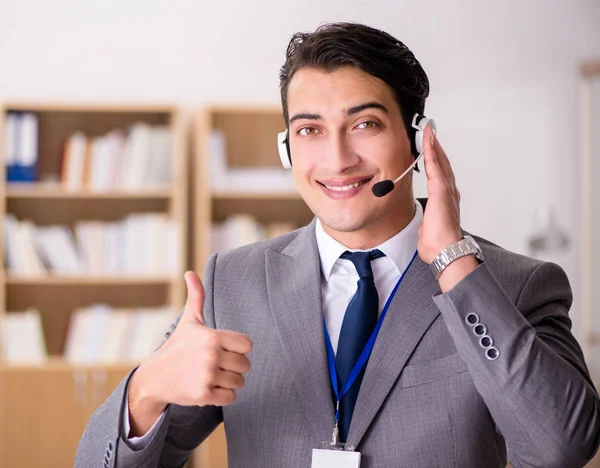 Knappe bediende van de klantenservice met headset — Stockfoto