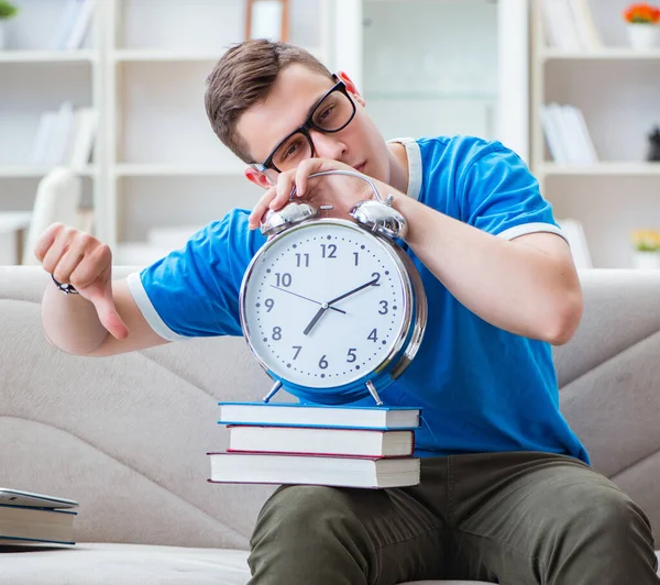 Estudiante joven preparándose para los exámenes que estudian en casa en un sofá — Foto de Stock