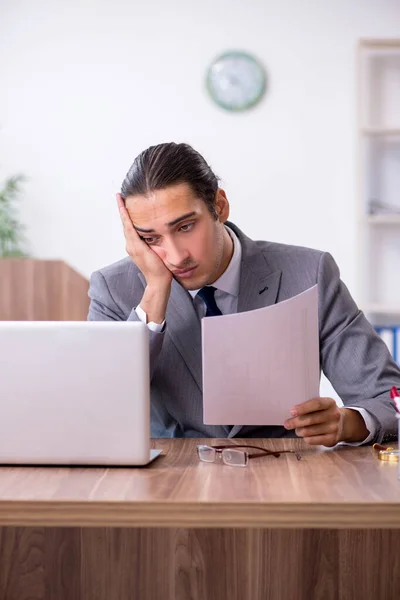 Hombre de negocios infeliz en la oficina — Foto de Stock