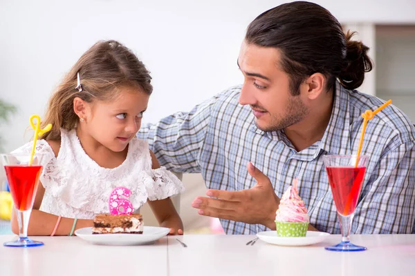 Pai celebrando aniversário com sua filha — Fotografia de Stock