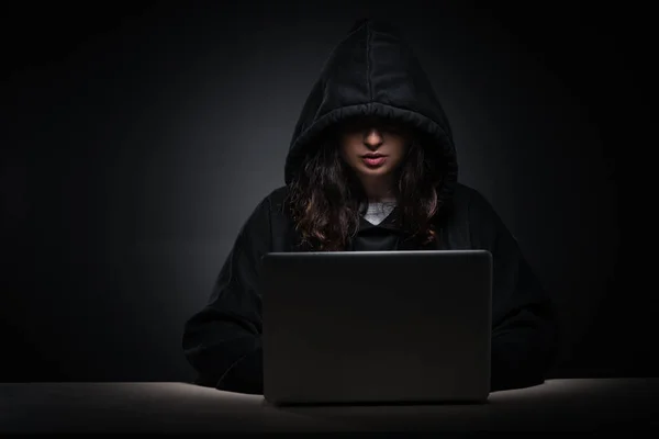 Femmina hacker hacking firewall di sicurezza in ritardo in ufficio — Foto Stock