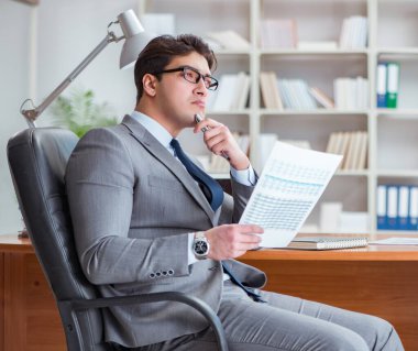 Ofiste çalışan genç bir işadamı.