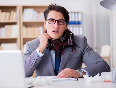 Hasta işadamı, ofiste hastalık yüzünden acı çekiyor.