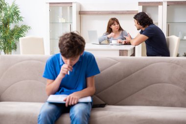 Genç bir çocuk ve ailesiyle sigara içme kavramı