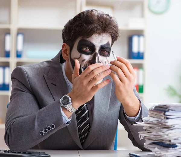 Zakenn met eng gezichtsmasker werken in kantoor — Stockfoto