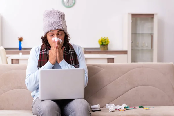Ung man som lider av influensa hemma — Stockfoto