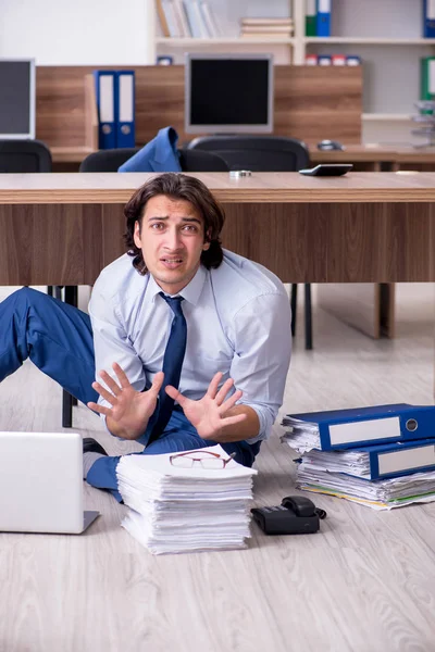 젊은 남성 고용인 과 사무실에서 너무 많은 일을 하는 사람들 — 스톡 사진