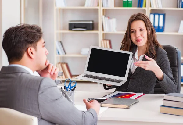 Ontmoeting tussen zakenman en zakenvrouw — Stockfoto