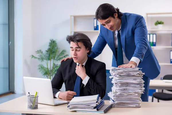 Dois colegas do sexo masculino infelizes com o trabalho excessivo — Fotografia de Stock