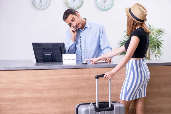 Jovem na recepção do hotel — Fotografia de Stock