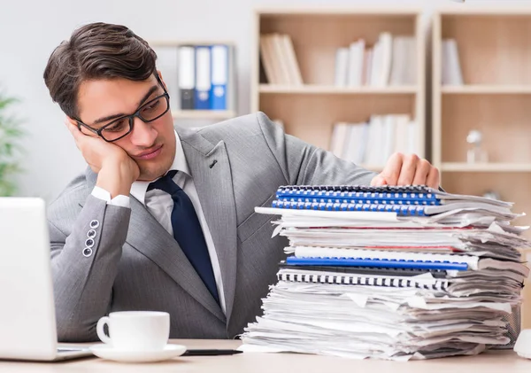 Bonito empresário que trabalha no escritório — Fotografia de Stock