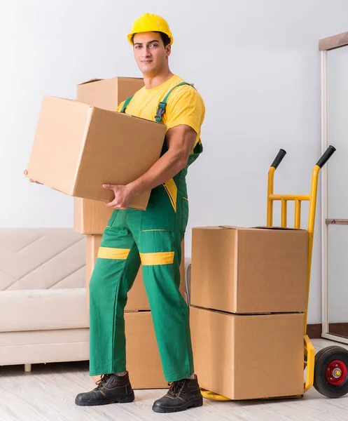 Trabalhador do transporte entregando caixas para casa — Fotografia de Stock