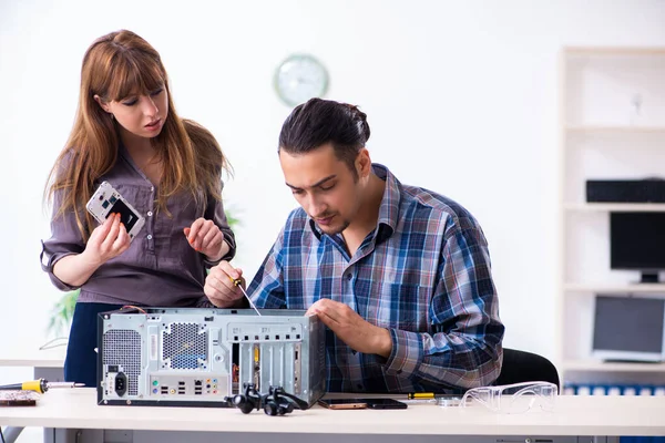 Dois técnicos que trabalham no centro de garantia de computador — Fotografia de Stock