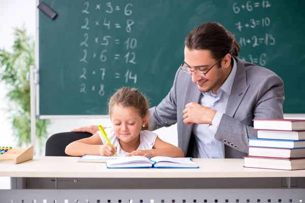 Leraar met jong meisje in de klas — Stockfoto