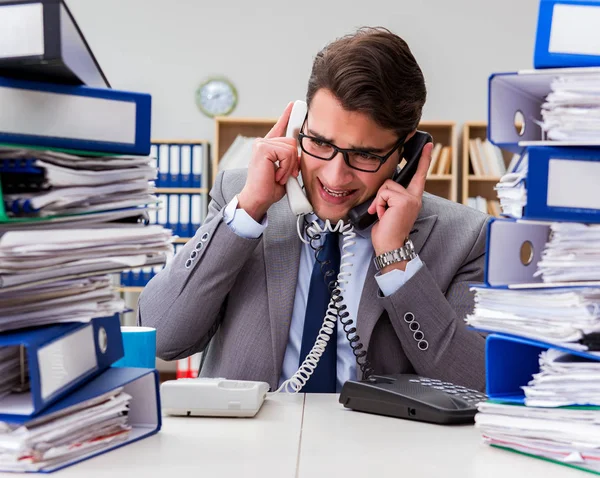 Empresário ocupado sob estresse devido ao excesso de trabalho — Fotografia de Stock