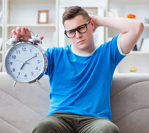 Estudiante joven preparándose para los exámenes que estudian en casa en un sofá — Foto de Stock