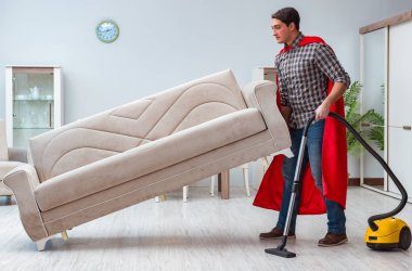 Süper kahraman temizleyicisi evde çalışıyor.