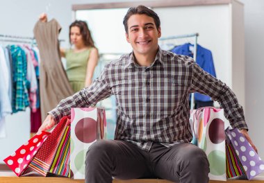 Mutlu koca karısıyla alışveriş