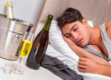 Sonra parti - kalıntı kavramı yatakta adam