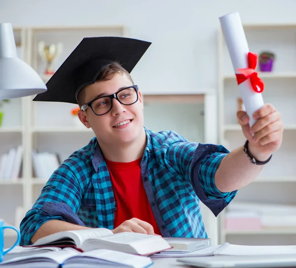 Jong tiener voorbereiding voor examens studeren aan een bureau binnen — Stockfoto