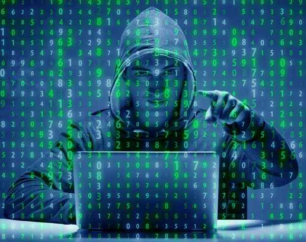 Veri güvenliği konseptinde genç bir hacker — Stok fotoğraf