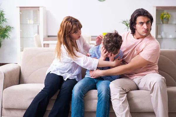 Familienkonflikt mit Mann, Frau und Kind — Stockfoto