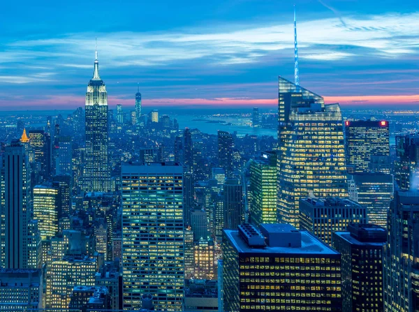 มุมมองของนิวยอร์กแมนฮัตตันในช่วงเวลาพระอาทิตย์ตก — ภาพถ่ายสต็อก