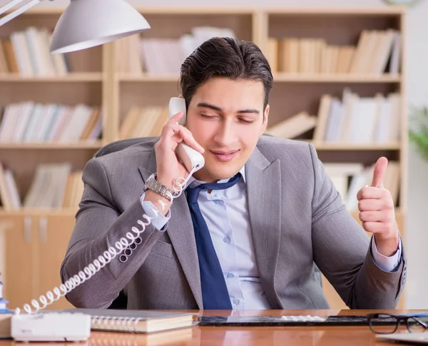 Drogenabhängiger Geschäftsmann im Büro — Stockfoto