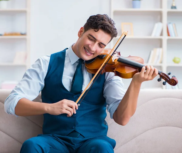 Joven músico practicando el violín en casa — Foto de Stock