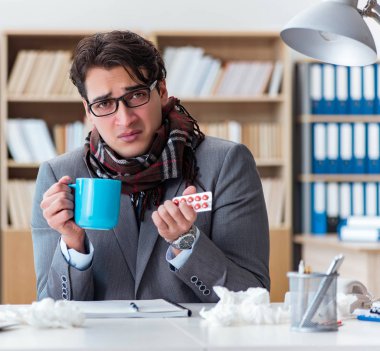 Hasta işadamı, ofiste hastalık yüzünden acı çekiyor.