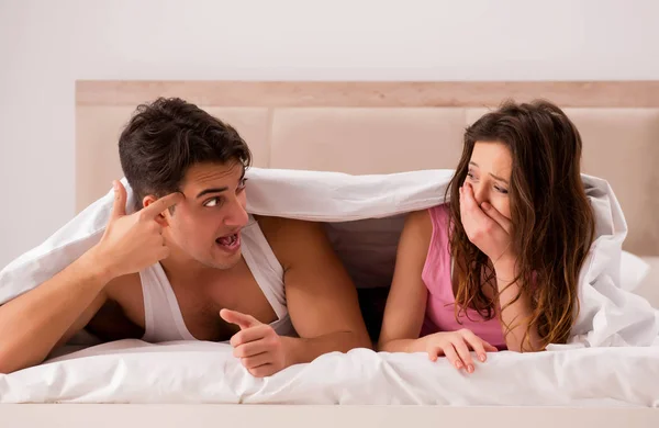 Conflicto familiar con la esposa marido en la cama —  Fotos de Stock