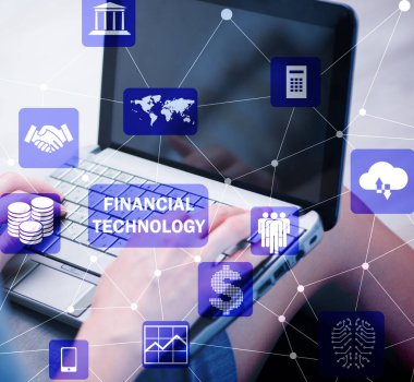 Finans teknolojileri fintech kavramı içinde laptop üzerinde eller