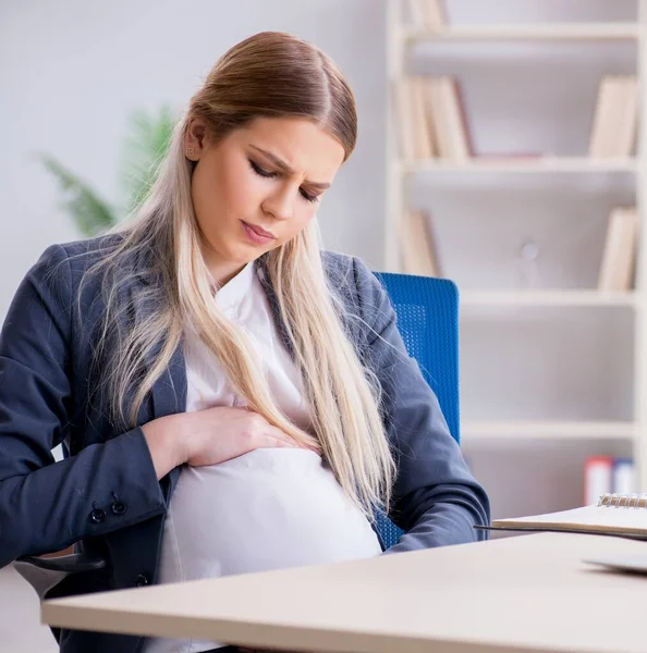 Femme enceinte employée dans le bureau — Photo