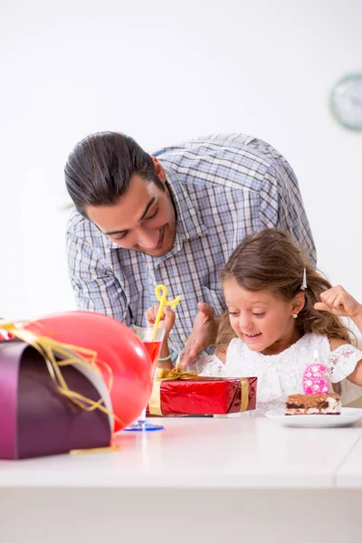 Padre celebrando cumpleaños con su hija — Foto de Stock