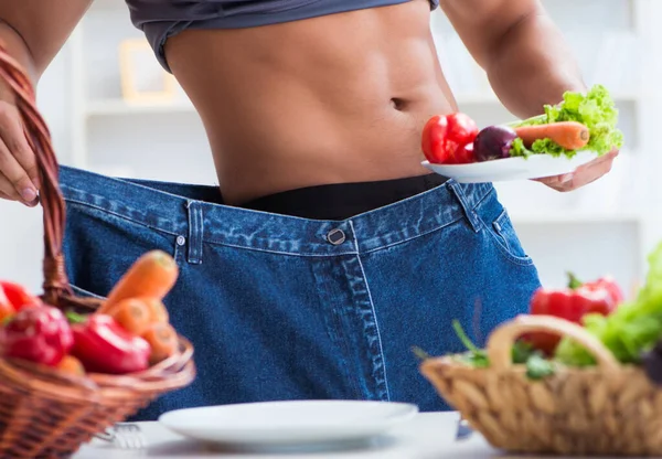 Joven en concepto de alimentación saludable y dieta — Foto de Stock