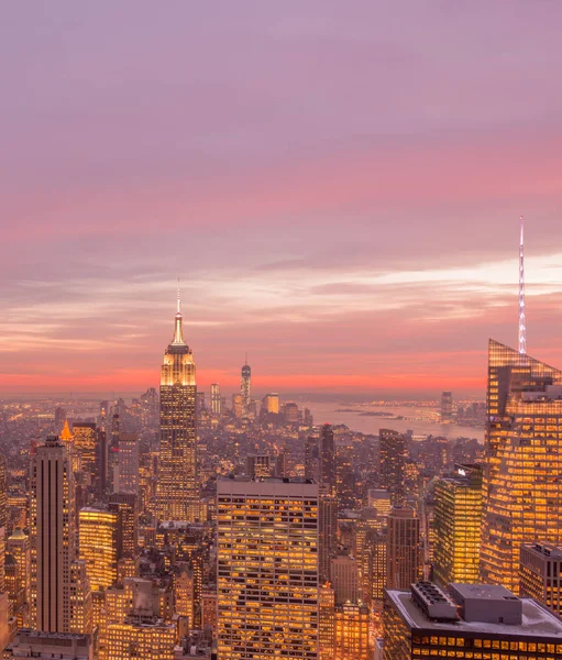 Günbatımında New York Manhattan 'ın gece manzarası — Stok fotoğraf