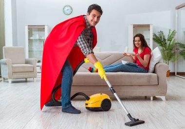 Süper kahraman koca karısına evde yardım ediyor.