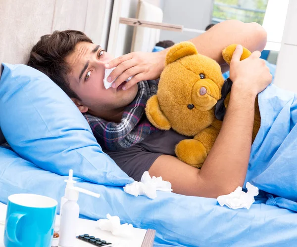 Grip olmuş hasta adam yatakta yatıyor. — Stok fotoğraf
