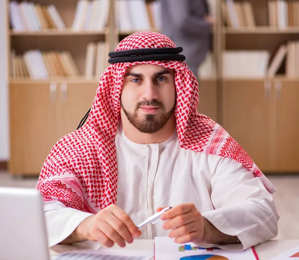 ラップトップコンピュータで働くアラブのビジネスマン — ストック写真