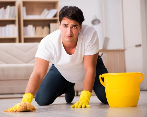 Koca adam evi temizliyor, karısına yardım ediyor. — Stok fotoğraf