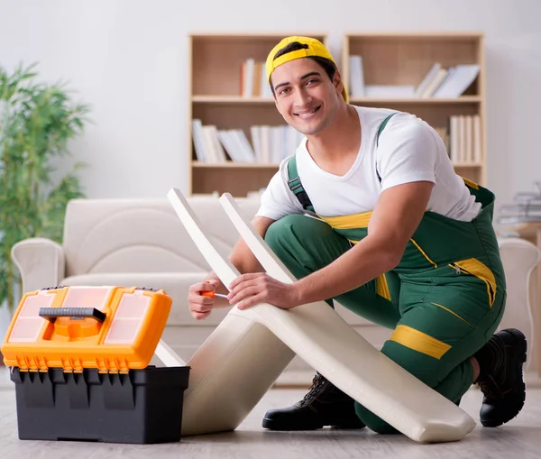 Muebles reparador de sillón de reparación en casa — Foto de Stock