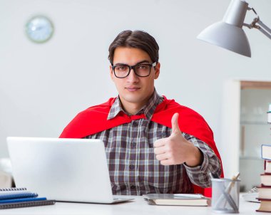 Sınavlara çalışan süper kahraman öğrenci.