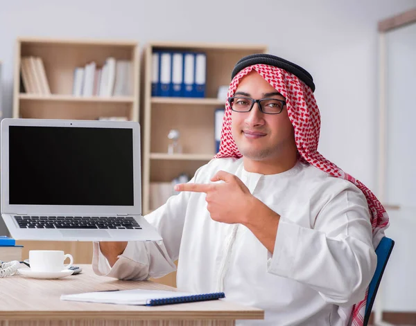 Jovem empresário árabe no conceito de negócio — Fotografia de Stock