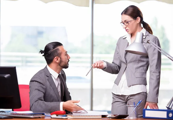 Mujer y hombre en el concepto de negocio —  Fotos de Stock