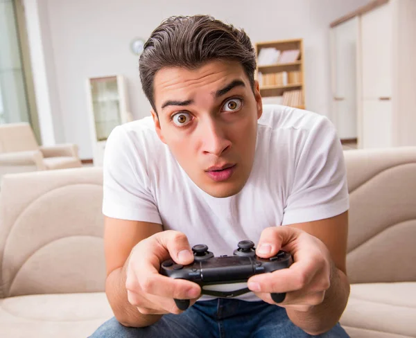 Homem viciado em jogos de computador — Fotografia de Stock